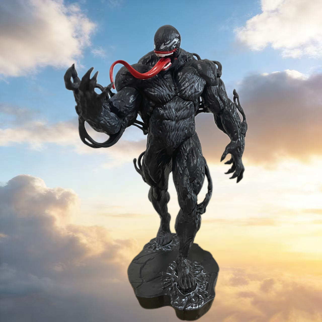 Venom en tu escritorio: figura de 20 cm que impone