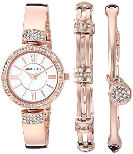 Eleva tu estilo con un toque de elegancia atemporal: El juego de reloj y pulsera ANNE KLEIN combina cristales premium y diseño clásico para un look sofisticado que perdura