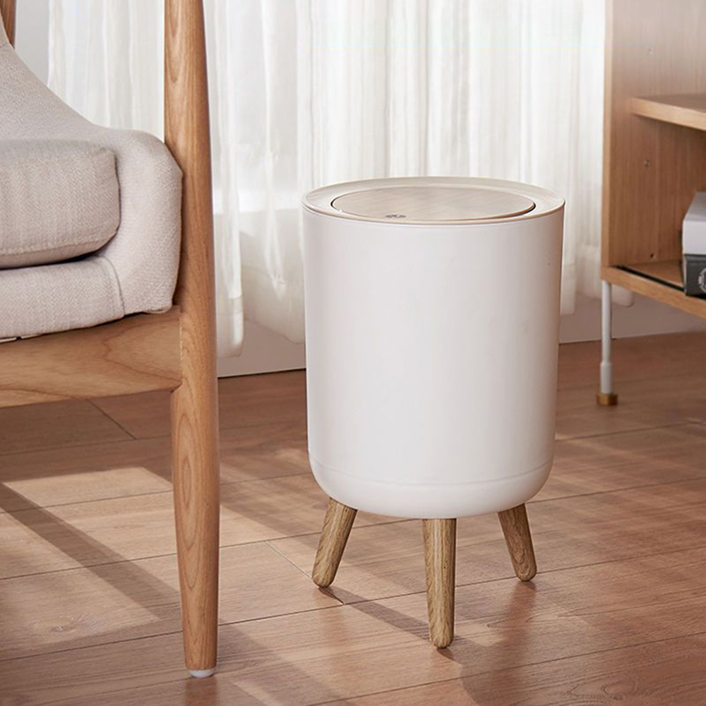 Tu espacio por fin lucirá ordenado y con estilo: el HIGH FOOT WOOD GRAIN trash can combina elegancia y funcionalidad con su diseño de madera y acabado resistente, ideal para dar un toque sofisticado a cualquier habitación.