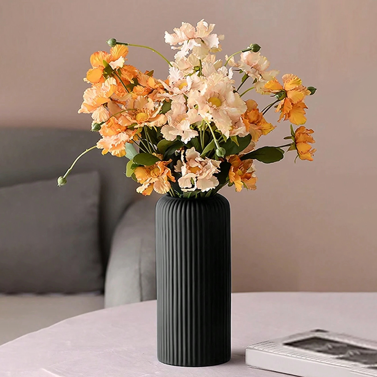 Renueva tus espacios con un toque natural sin complicaciones: el JARRÓN CERÁMICO RAYADO combina diseño moderno, durabilidad y ligereza en una oferta imperdible para amantes de la decoración práctica