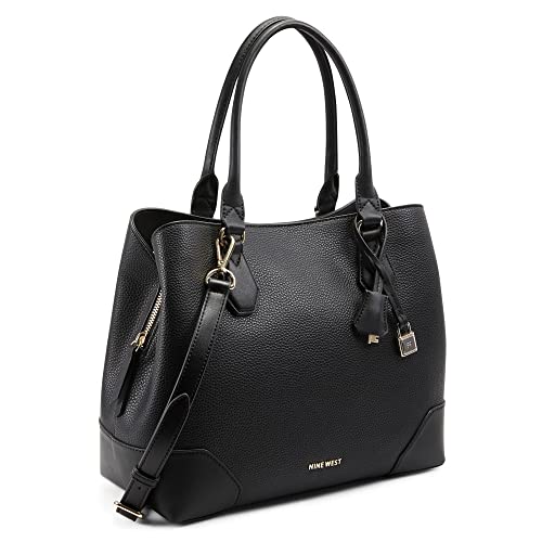 ELEVA TU ESTILO CON ESTE BOLSO VERSÁTIL: El NINE WEST BROOKLYN JET SET CARRYALL combina elegancia y funcionalidad en un diseño negro atemporal, ideal para el día a día
