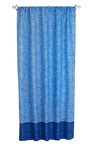 Decora con magia y personalidad tu espacio favorito: el PANEL DE CORTINA DISNEY MICKEY MOUSE PLAYGROUND PALS transforma cualquier habitación con su diseño encantador en tonos azules y su práctico lazo trasero, ideal para fans del clásico ratón.