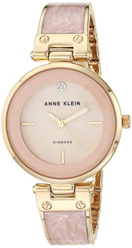 Elegancia que perdura: el reloj ANNE KLEIN con esfera de diamante combina precisión suiza y estilo atemporal en una joya que realza tu muñeca con cada ocasión especial.