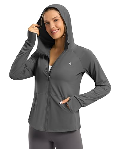 Protección solar sin complicaciones para tus aventuras: la SANTINY combate los rayos UV con estilo y comodidad, una prenda esencial para mujeres activas.