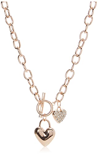 Aumenta tu estilo con un toque de elegancia y romanticismo: el collar GUESS con dije de corazón en tono oro rosa, perfecto para realzar cualquier atuendo con su diseño metálico duradero y versátil.