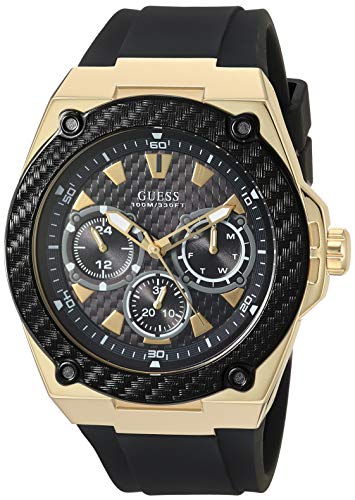 Transforma tu estilo diario con un accesorio que combina moda y precisión: el reloj de cuarzo GUESS LEGADO para hombre, con correa de silicona negra y acabados dorados, te ofrece durabilidad y elegancia en cada ocasión, maximizando tu imagen con un diseño versátil y contemporáneo.