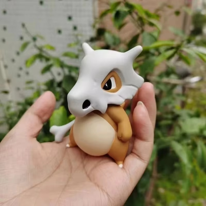Descubre cómo esta adorable figura de POKÉMON CUBONE puede transformar tu espacio y colección con su diseño detallado de 7.5cm: el regalo perfecto para fans que buscan autenticidad y versatilidad en cada rincón.