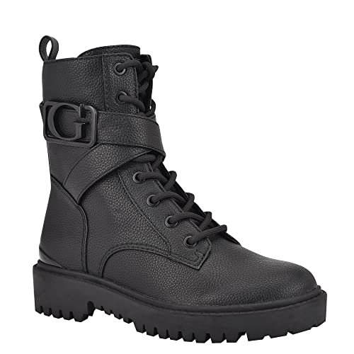 Estas botas de combate GUESS ORANA te ofrecen estilo y resistencia sin límites, con un diseño atemporal y materiales de alta calidad que las hacen ideales para cualquier outfit urbano.