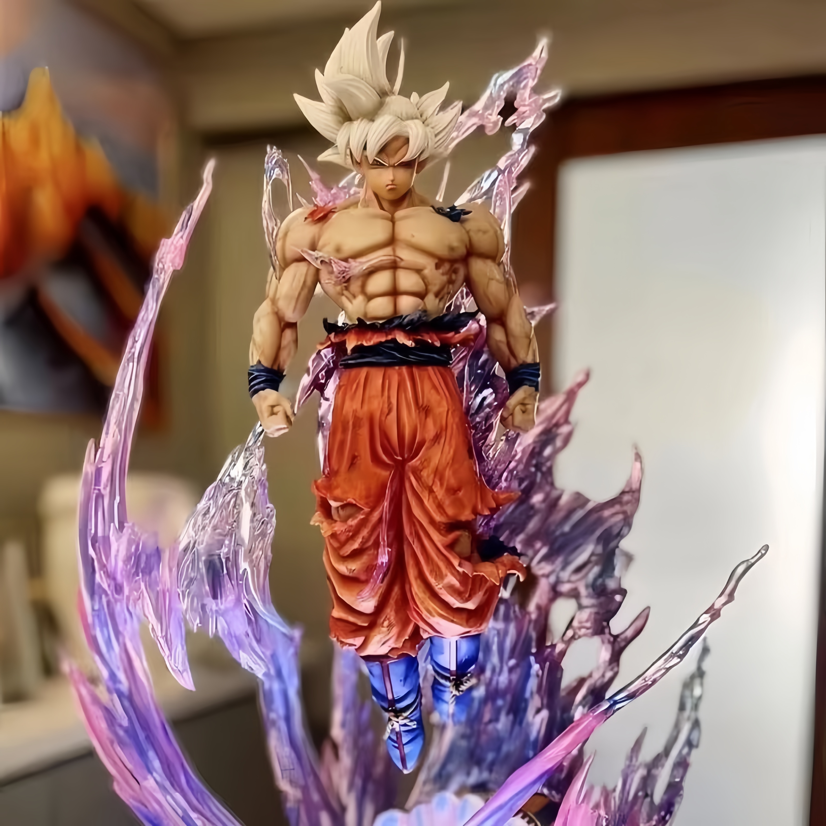 Goku Ultra Instinct: Una estatua que ilumina tu colección